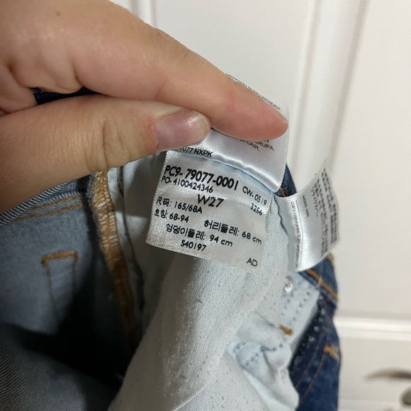 2/$40 Levi’s Mom Jean Button Fly High Rise Blue Denim Jeans Women’s Size 27 - Picture 6 of 9